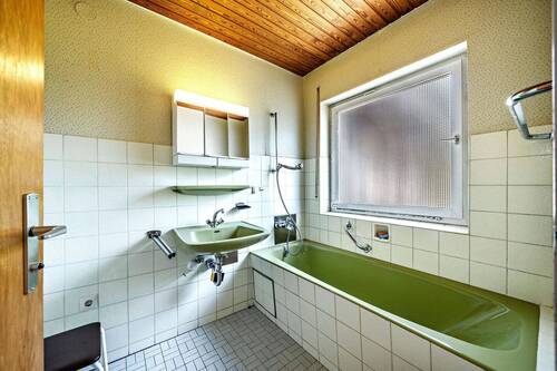 Badezimmer mit Wanne - 