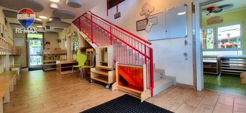 Erdgeschoss Eingangsbereich mit Aufgang ins OG - 