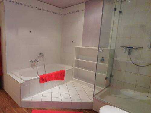 Bad mit Wanne und Dusche - 