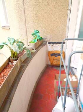 Hofbalkon: Zugang zum Zimmer 5 + DB-Bad - 