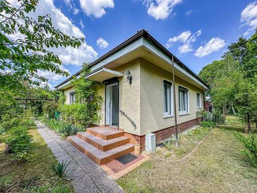 Vorderansicht Haus - 3 Zimmer Einfamilienhaus zum Kaufen in Berlin Kaulsdorf