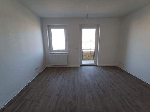 Wohnzimmer - 4 Zimmer Etagenwohnung in Merseburg