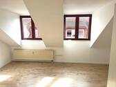 Wohnküche, Blick zum Fenster - Dachgeschosswohnung mit Balkon, Hans-Sailer-Str. 122 Erfurt