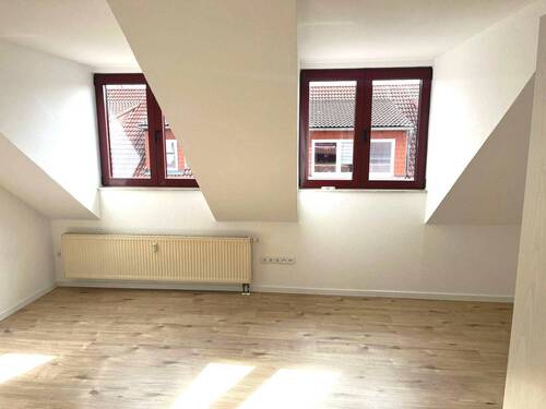 Wohnküche, Blick zum Fenster - Dachgeschosswohnung mit Balkon, Hans-Sailer-Str. 122 Erfurt