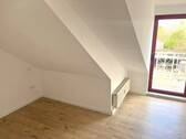 Schlafzimmer und Balkontür - 2 Zimmer Etagenwohnung in Erfurt