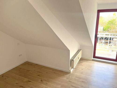 Schlafzimmer und Balkontür - 2 Zimmer Etagenwohnung in Erfurt