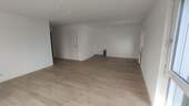 Wohnzimmer mit Küche (Musterwhg.).jpg - Etagenwohnung mit 63,70 m&sup2; in Heilbronn zur Miete
