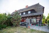 Blick auf eine Haushälfte mit Terrasse und Garten - 