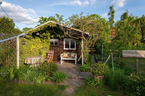 Blick auf ein Gartenhäuschen - 