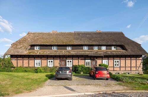 Blick auf das Fachwerkhaus - 1 Zimmer Mehrfamilienhaus, Wohnhaus in Penzlin