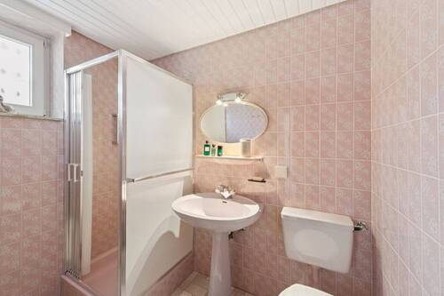 Badezimmer mit Dusche Untergeschoss - 