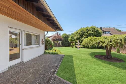 Außenbereich mit Terrasse und Garten - 