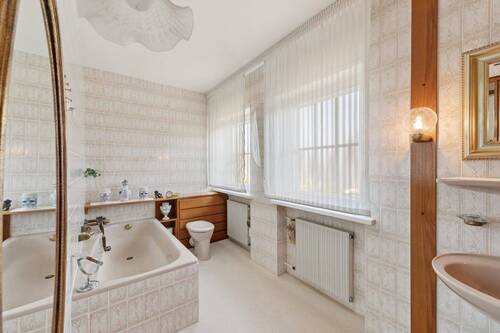 Badezimmer mit Wanne - 