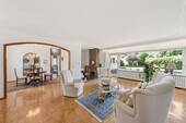 Lichtdurchfluteter offener Wohn-Essbereich mit Kaminecke - 