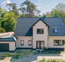 Mit Erdwärme, Fußbodenheizung, Einbauküche, Garage, Kamin u.v.m.: Neubau-Einfamilienhaus Bad Saarow