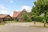 Vorderansicht mit Carport - 6 Zimmer Einfamilienhaus zum Kaufen in Jork