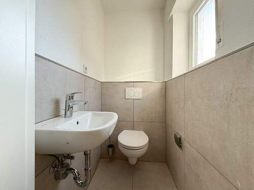 Separates WC, räumlich vom Badezimmer getrennt - 