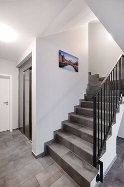 Treppenhaus mit Aufzug - 