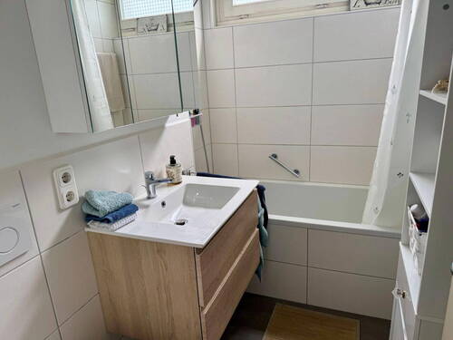 Bad mit Badewanne und Fenster - 