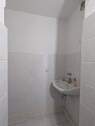 WC - Raum mit Waschbecken, im Badezimmer mit Wanne - 