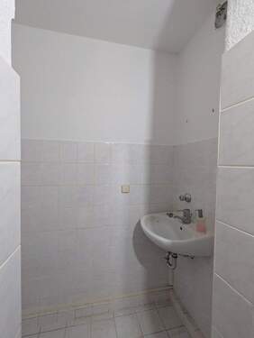 WC - Raum mit Waschbecken, im Badezimmer mit Wanne - 