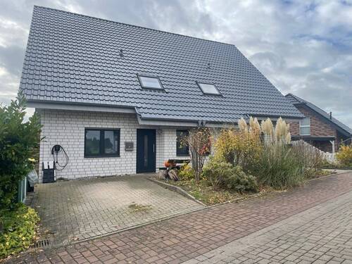 Strassenansicht - 5 Zimmer Doppelhaushälfte zur Miete in Spenge