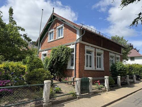 Straßenansicht - Burg: Ihr Rückzugsort in zeitloser Eleganz