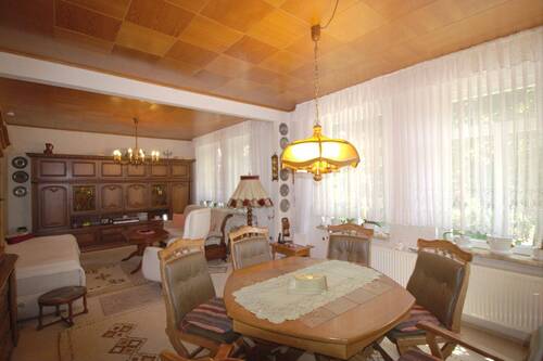 Essbereich mit Blick ins Wohnzimmer - 