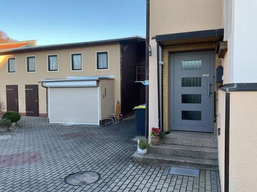 Hauseingang und Nebengebäude mit Garage - Mehrfamilienhaus, Wohnhaus mit 190,00 m&sup2; in Gera zum Kaufen