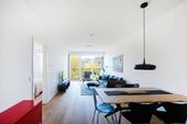 Wohnzimmer mit Zugang zum Balkon - Lichtdurchflutete, geschmackvoll neu möblierte Wohnung mit Parkblick (flexibler Zeitmietvertrag)
