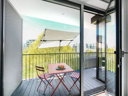 Balkon mit Westausrichtung und Blick in den Park - 2 Zimmer Etagenwohnung zur Miete in Berlin