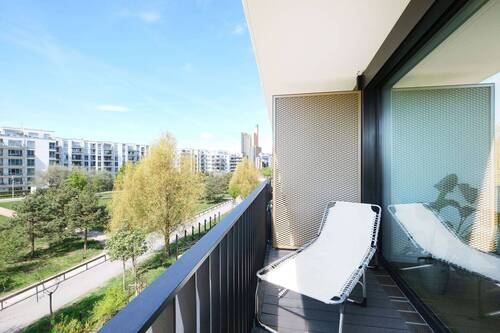 Ausblick vom Balkon auf den Gleispark - 2 Zimmer Etagenwohnung in Berlin
