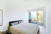 Schlafzimmer mit Zugang zum Balkon - Etagenwohnung mit 70,50 m&sup2; in Berlin zur Miete