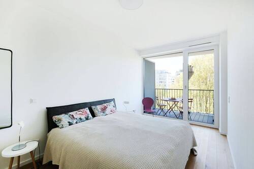 Schlafzimmer mit Zugang zum Balkon - Etagenwohnung mit 70,50 m&sup2; in Berlin zur Miete