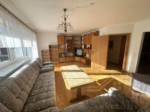 Wohnzimmer EG - 1 Zimmer Mehrfamilienhaus, Wohnhaus in Grasbrunn