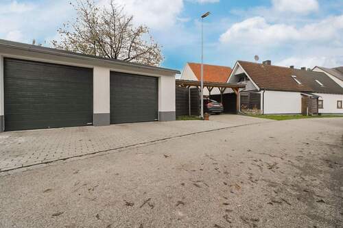 Außenanlagen - !!! Modernisiertes Einfamilienhaus mit Doppelgarage, Carport und großem Grundstück !!!