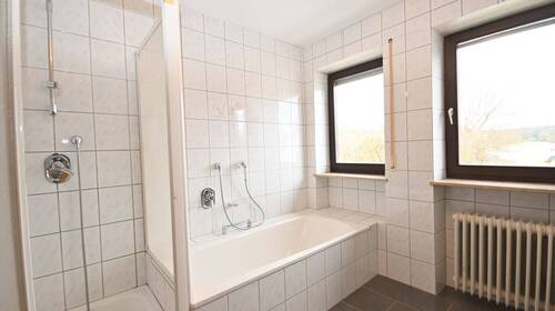 ... mit Dusche und Badewanne - zwischenzeitlich modernisiert - 