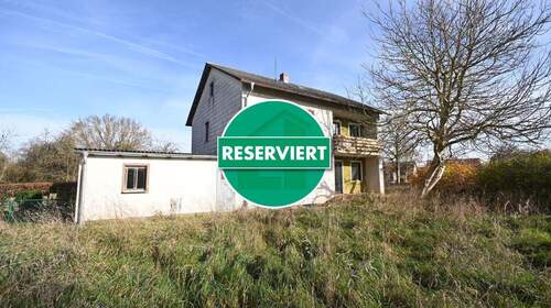 Ein- oder Zweifamilienhaus-Nutzung möglich - Erst die Sanierung, dann das (Wohn)Vergnügen! Wohnhaus mit großem Grundstück in Schnufenhofen
