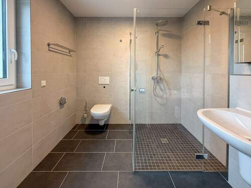 Tageslichtbad mit Bodengleiche Dusche
- Etagenwohnung mit 60,00 m&sup2; in Menden zur Miete