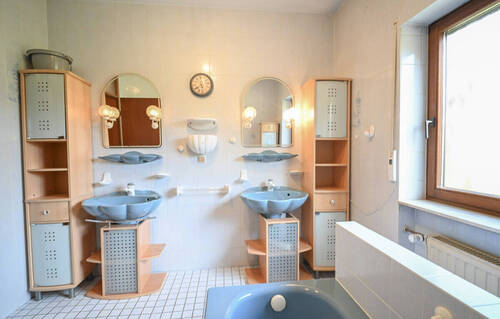 Tageslichtbadezimmer mit Wanne - 