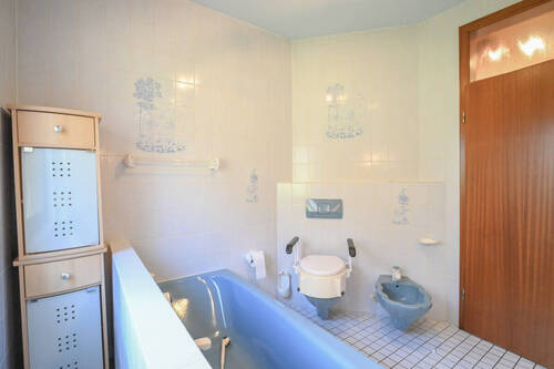 Tageslichtbadezimmer mit Wanne - 