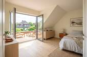 Gestaltungsvariante Schlafzimmer OG mit Zugang zur Dachterrasse (Ki-generiert) - 