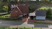 Ansicht mit Carport und Schuppen - 