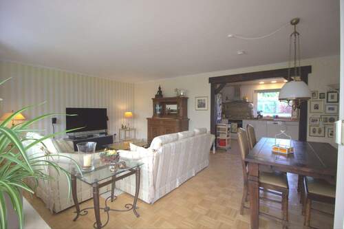 Wohnzimmer mit Blick in die Küche - 