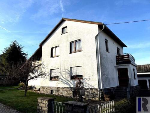 Ansicht von der Straße - Freist. Einfamilienhaus mit drei Garagen, Carport und Garten