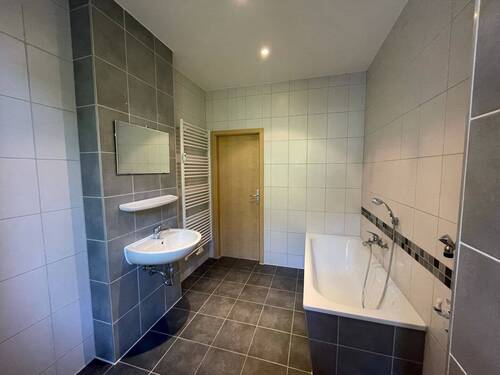 Badezimmer 2.jpg - Etagenwohnung mit 60,00 m&sup2; in Chemnitz zur Miete