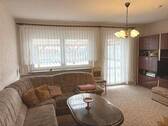 Wohnzimmer mit Ausgang zum Balkon - 
