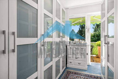 Obergeschoss Ankleide mit Zugang zum Balkon - 