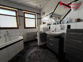 Badezimmer im Dachgeschoss - 