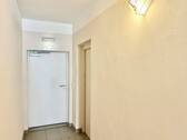 Hauseingang + Fahrstuhl - 2 Zimmer Etagenwohnung in Lemgo